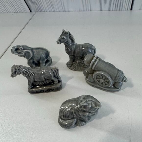 Lot of 25 Vintage Wade Whimsies England Red Rose Tea Miniature Figures Figurines - Picture 3 of 8